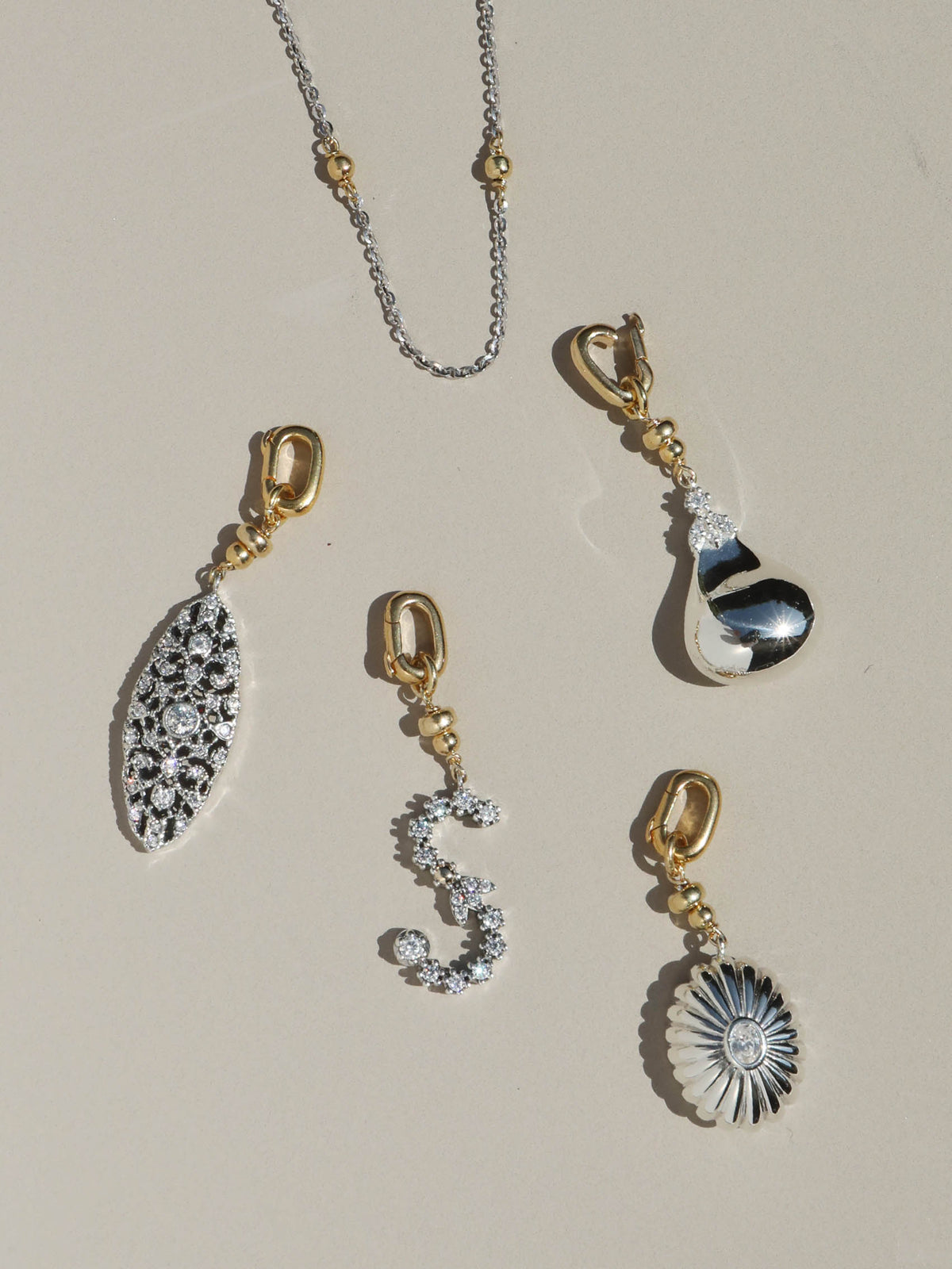 Luce el collar como choker
