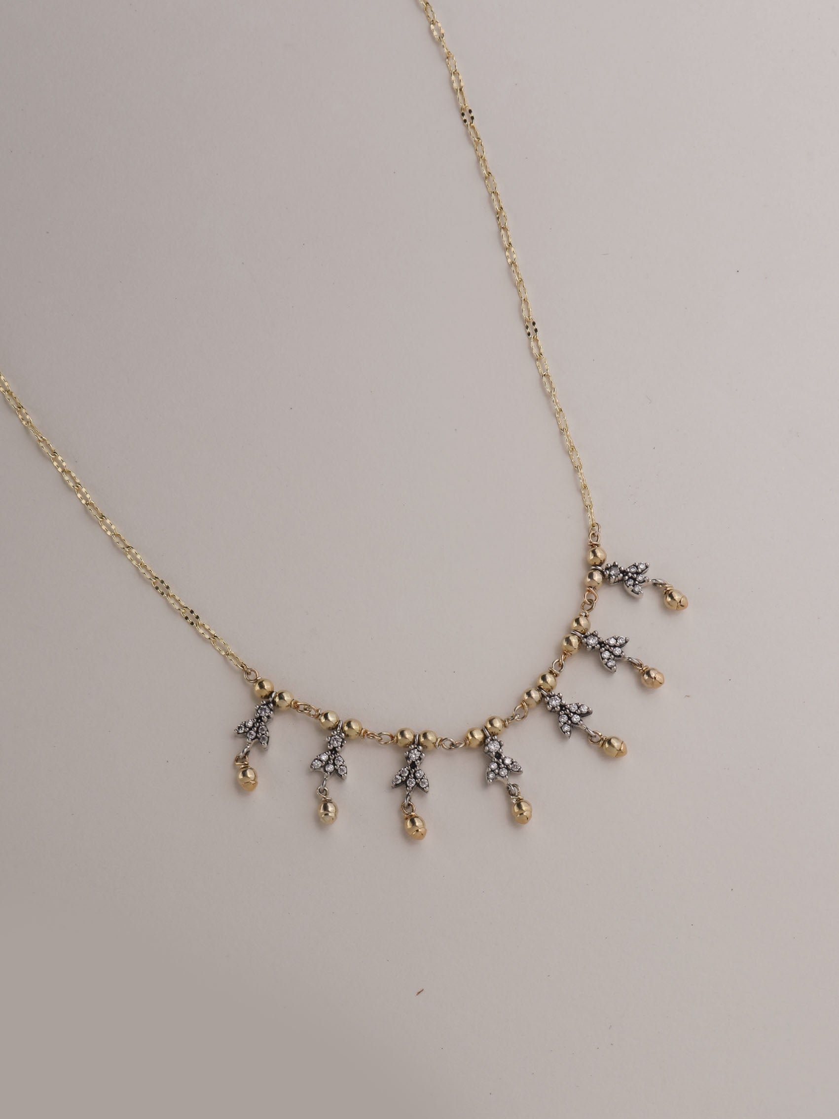 COLLARES PORTREE